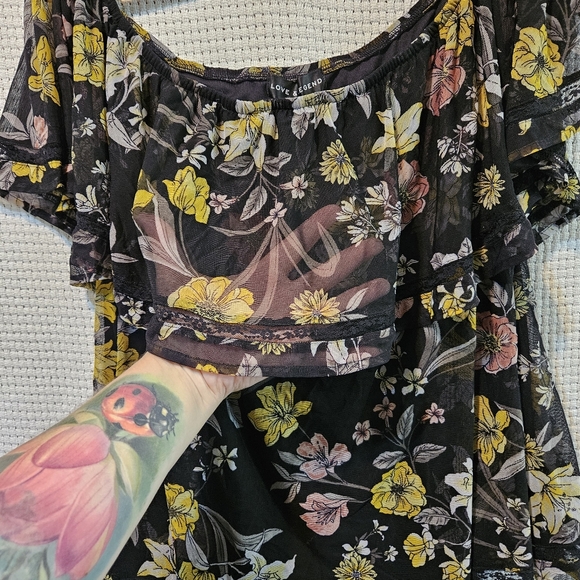 Love And Legend 1x Floral Black and Yellow Women's Top - Picture 5 of 9